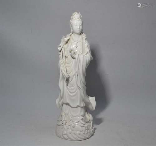 CHINE Kwan Yin en porcelaine blanche H.: 29 cm (tr…