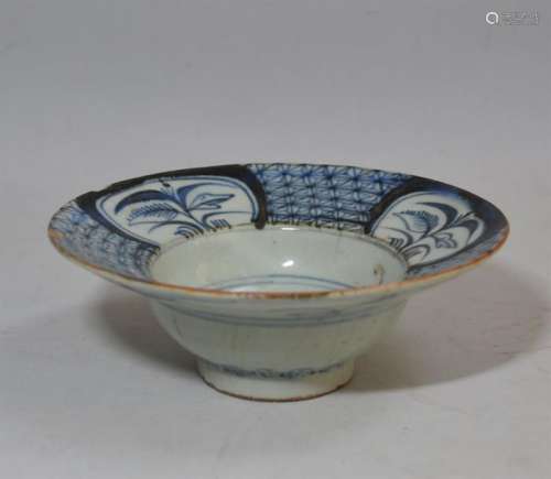 CHINE Bol en porcelaine à décor blanc bleu H.: 5.6…