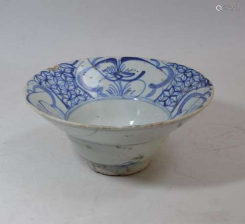 CHINE Bol en porcelaine à décor bleu blanc H.: 6.6…