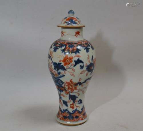 CHINE Vase et un couvercle en porcelaine à décor I…