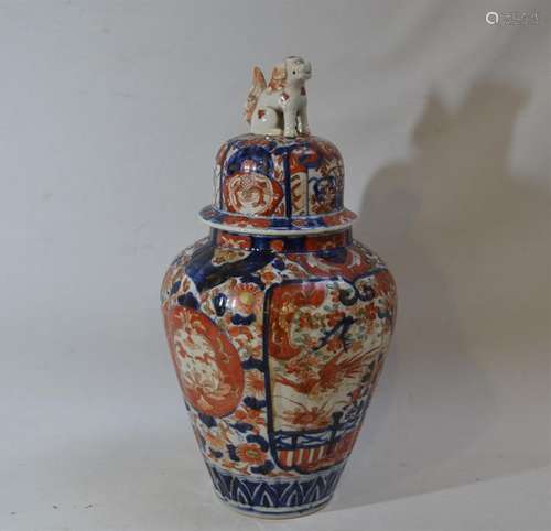 POTICHE en porcelaine à décor Imari H.: 36 cm