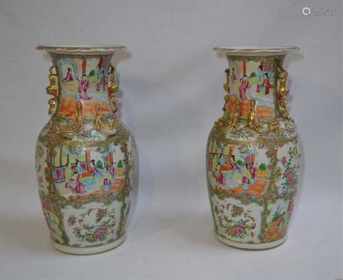 CHINE Canton Deux vases en porcelaine à décor poly…