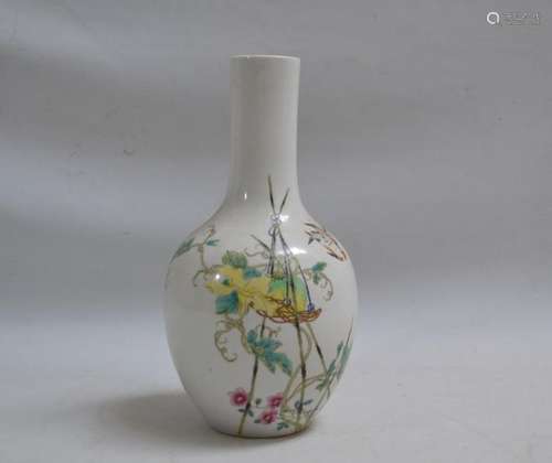 CHINE Vase de forme bouteille en porcelaine blanch…