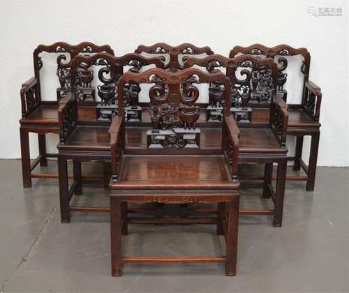 CHINE Suite de six fauteuils en bois naturel riche…