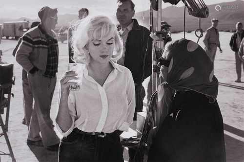 Ernst HaasMarilyn Monroe holding glass