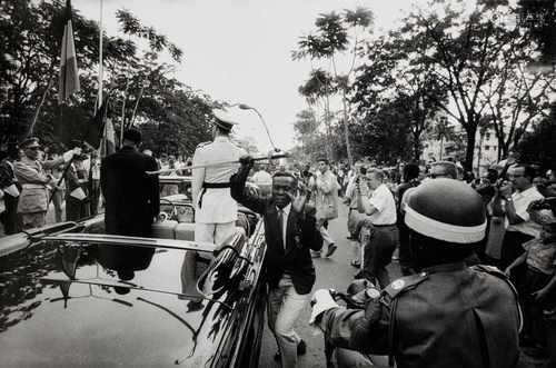 Robert LebeckEin Kongolese entreißt König Baudouin von Belgien den Degen, Léopoldville