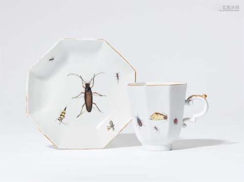 Tasse und Untertasse mit ombrierten Insekten