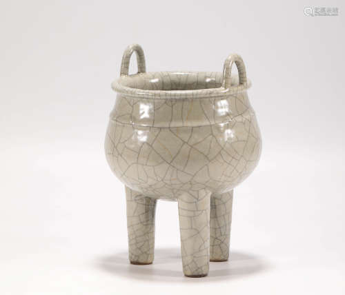 Ge Kiln Three Footed Censer from Ming明代哥窯三足香爐