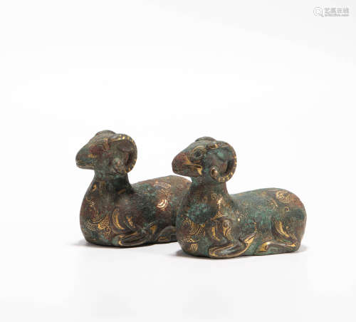 a pair of bronze and gold sheep from Han漢代青銅錯金羊一對