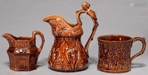 TWO ROCKINGHAM BROWN GLAZED JUGS AND A MUG, MID 19TH C, THE SMALLER HEXAGONAL JUG OF COTTAGE FORM,