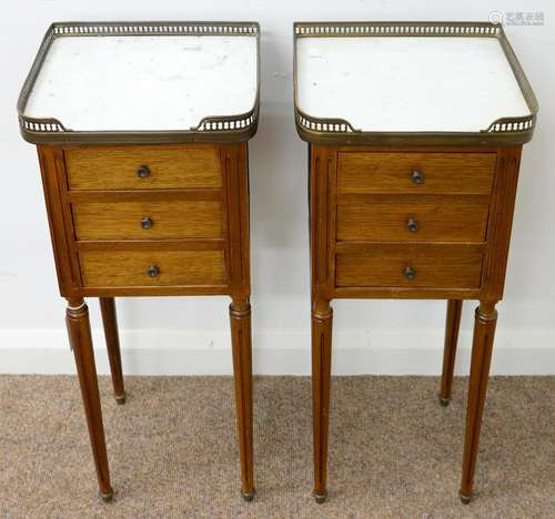 A PAIR OF FRENCH MAHOGANY BEDSIDE TABLES, MID 20TH C, IN LOUIS XVI STYLE, THE MARBLE SLAB WITH