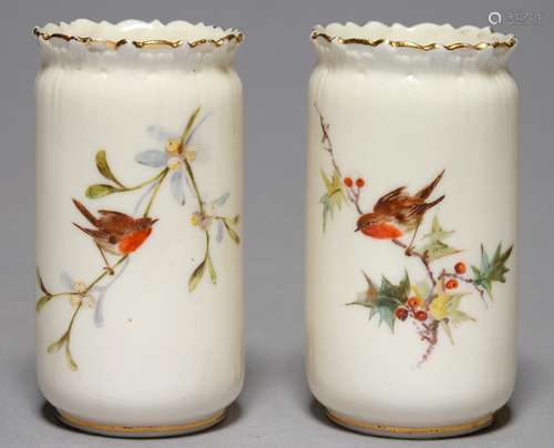 A LOCKE & CO WORCESTER EWER AND PAIR OF VASES, C1902-14, ONE PRINTED AND PAINTED WITH A ROBIN ON