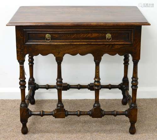 AN OAK SIDE TABLE, 20TH C, IN WILLIAM III STYLE, HAVING OVERSAILING TOP, THE MOULDED DRAWER WITH