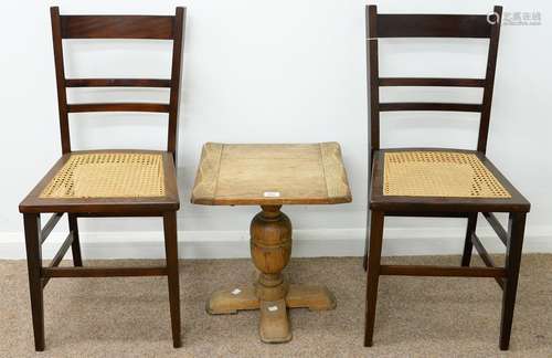 A BLEACHED OAK OCCASIONAL TABLE, 20TH C,THE SQUARE TOP WITH SHAPED, CLEATED ENDS ON TURNED PILLAR