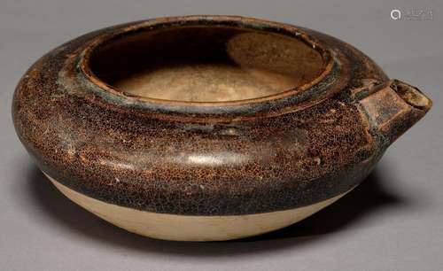 A CHINESE POTTERY POURING VESSEL OF COMPRESED OVOID FORM, THE UPPER HALF INCLUDING THE TAPERED