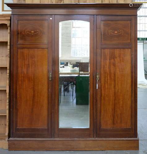 AN EDWARDIAN INLAID MAHOGANY WARDROBE, THE INTERIOR FITTED WITH DRAWERS AND TRAYS, MIRRORED DOOR