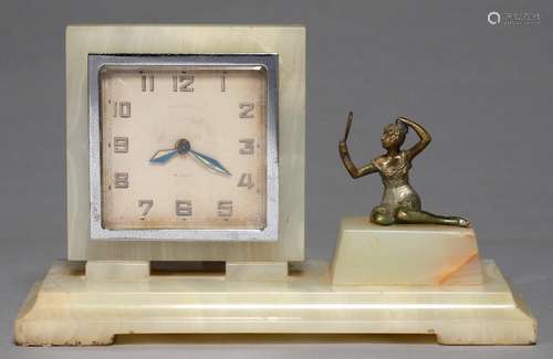 AN ENGLISH ART DECO ONYX MANTEL TIMEPIECE, C1930, THE SQUARE DIAL WITH CHROMIUM PLATED BEZEL AND