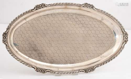 A NORTH AMERICAN OVAL SILVER TRAY, 20TH C, THE FROSTED FIELD ENGRAVED WITH HONEYCOMB PATTERN IN