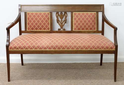 A NORTHERN EUROPEAN MAHOGANY SETTEE IN NEO CLASSICAL STYLE, EARLY 20TH C, THE TWIN PADDED BACK