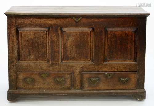 A GEORGE III PANELLED OAK MULE CHEST WITH BOARDED LID, THE INTERIOR WITH A TILL, ON LATER BRASS