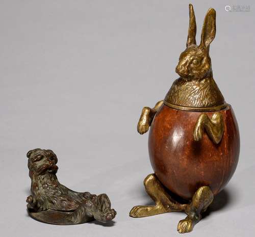 AN UNUSUAL ZOOMORPHIC HARE NOVELTY BRONZE MOUNTED COCONUT TABLE SNUFF BOX, C1900, 21CM H, LID