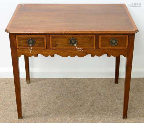 AN OAK SIDE TABLE, 19TH C, CROSSBANDED IN SATINWOOD AND LINE INLAID, HAVING SHAPED APRON, ON