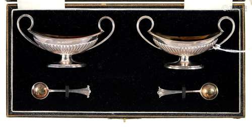 A PAIR OF VICTORIAN SILVER OVAL PEDESTAL SALT CELLARS IN THE FORM OF A TWO HANDLED VASE, 98MM OVER