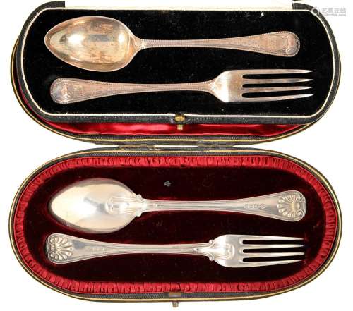 AN EDWARDIAN SILVER CHILD'S SPOON AND FORK, OLD ENGLISH, THREAD AND SHELL PATTERN, DOUBLY STUCK,