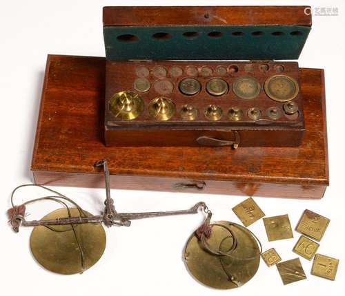 A PART SET OF BRASS WEIGHTS IN FITTED MAHOGANY BOX, 19TH C, BOX 13CM L AND AN EARLY 19TH C COIN