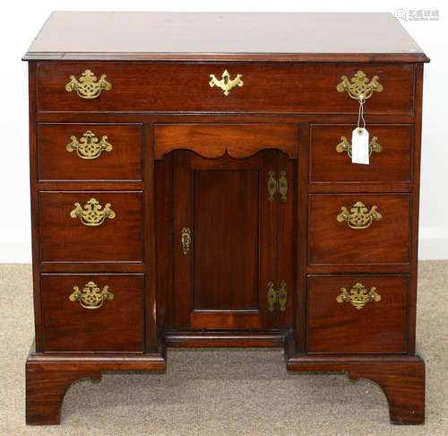 A VICTORIAN MAHOGANY KNEEHOLE DESK OR DRESSING TABLE, LATE 19TH C IN GEORGE II STYLE, FITTED WITH