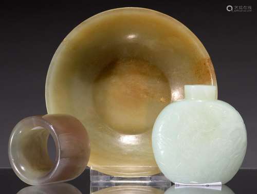 A CHINESE JADE ARCHER'S RING, A CHINESE JADE SNUFF BOTTLE CARVED WITH AN IMMORTAL AND A GREEN