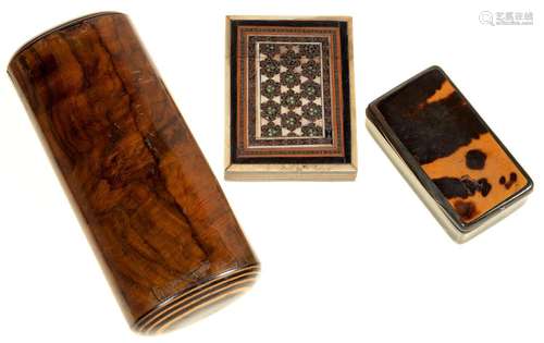 AN ENGLISH HORN AND BLONDE TORTOISESHELL SNUFF BOX, MID 19TH C, 75MM L, AN ANGLO-INDIAN SANDALWOOD