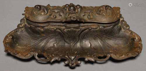 A GERMAN CAST IRON INKSTAND, MID 19TH C, OF LEAFY NATURALISTIC DESIGN WITH LIDDED COMPARTMENT