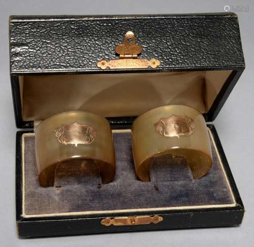 A PAIR OF SCOTTISH EDWARDIAN HORN NAPKIN RINGS, APPLIED WITH GOLD SHIELD FLANKED BY THISTLES, C1910,