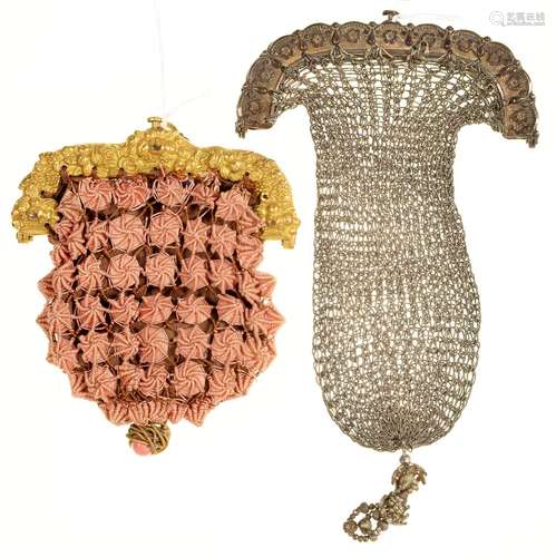 AN EARLY VICTORIAN PINK CROCHET WORK COIN PURSE WITH STAMPED GILTMETAL MOUNT, C1840, 85MM H AND A