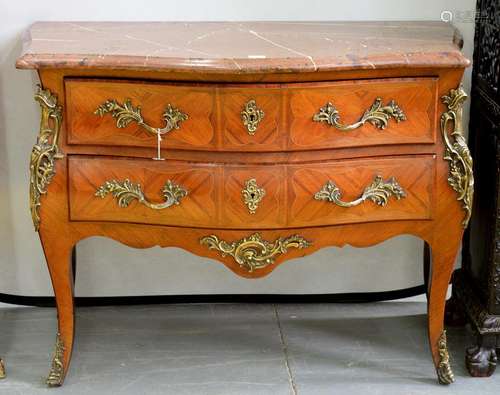 A FRENCH KINGWOOD AND TULIPWOOD COMMODE, EARLY 20TH C, IN LOUIS XV STYLE WITH MARBLE SLAB AND FLORAL