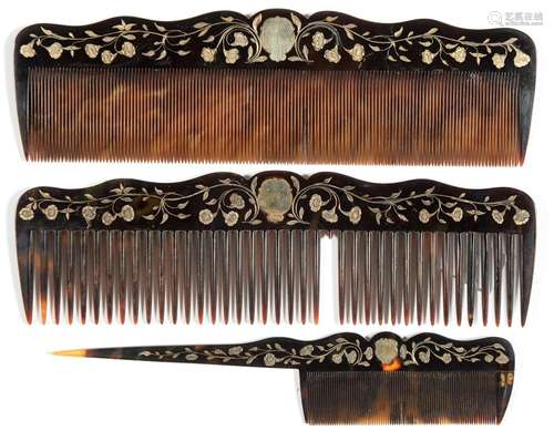 A SET OF THREE FINE PIQUÉ HAIR COMBS, LATE 19TH C, OF TORTOISESHELL AND GOLD, 18 AND 20CM LONG One