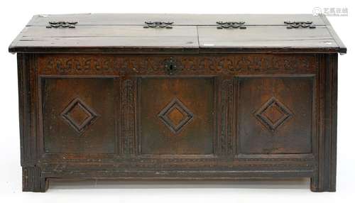 A CARVED AND PANELLED OAK CHEST, LATE 17TH / EARLY 18TH C, THE LATER LID WITH IRON SERPENT HINGES,