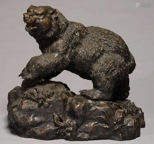 A BRONZE SCULPTURE OF A BEAR, 20TH C, BLACK PATINA RUBBED IN PLACES, 34CM H