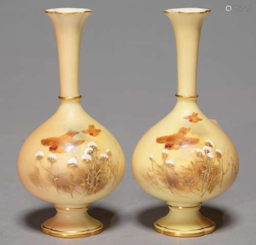 A PAIR OF GRAINGER WORCESTER VASES, 1901, PAINTED WITH BIRDS AND GRASSES ON A SHADED APRICOT GROUND,