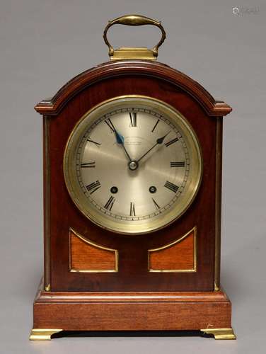 A MAHOGANY BRACKET CLOCK, EARLY 20TH C, THE SILVERED DIAL INSCRIBED THE LONDON MFG GOLDSMITHS