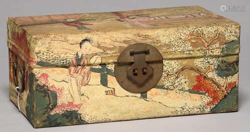 A CHINESE PAINTED VELLUM COVERED WOOD TRUNK, EARLY 20TH C, DECORATED TO THE LID AND SIDES WITH