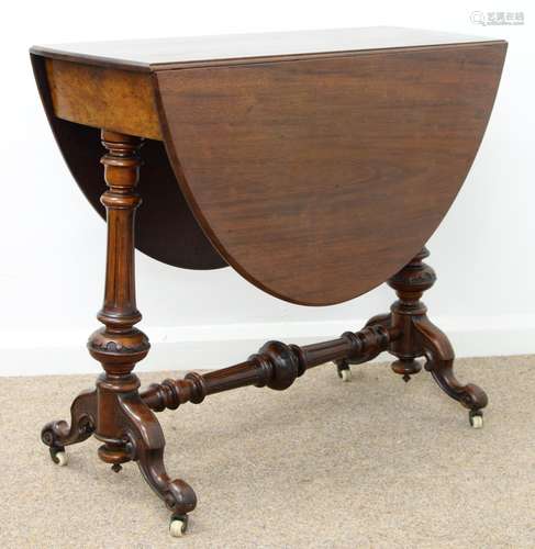 A VICTORIAN WALNUT SUTHERLAND TABLE, C1870, ON FLUTED STANDARDS WITH CARVED KNOP AND TURNED