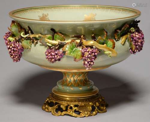 A MANGANI PORCELAIN CENTREPIECE, LATE 20TH C, OF VASE FORM, APPLIED WITH GRAPEVINES ON A GREEN