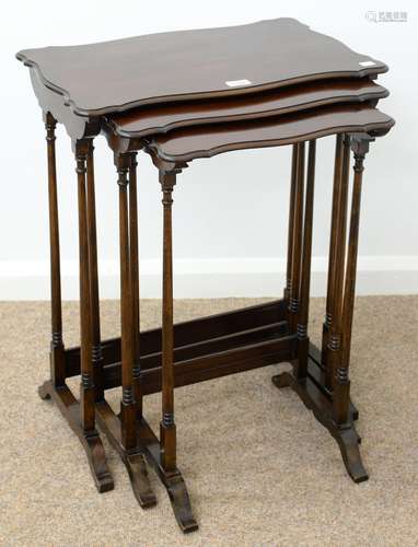 AN EDWARDIAN SERPENTINE MAHOGANY NEST OF TABLES, EARLY 20TH C, WITH MOULDED TOP, 72CM H; 35 X 55CM