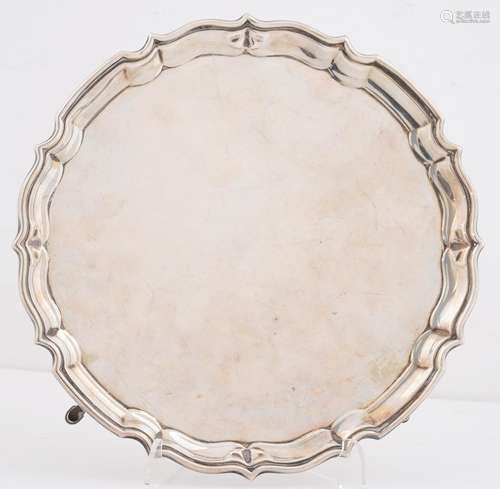 A GEORGE V SILVER SALVER, WITH MOULDED RIM, ON FOUR HOOF FEET, 26CM DIAM, BY BARKER BROS LTD,