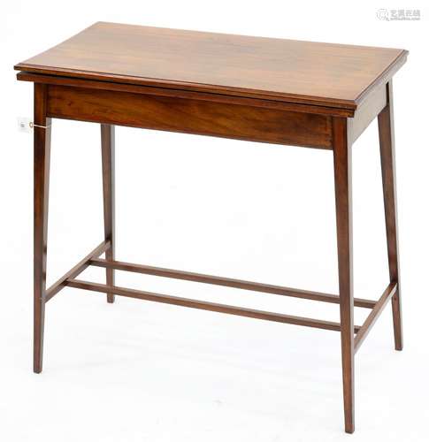 AN EDWARDIAN INLAID MAHOGANY FOLDING CARD TABLE ON SQUARE TAPERING LEGS AND STRETCHER BASE, 73CM