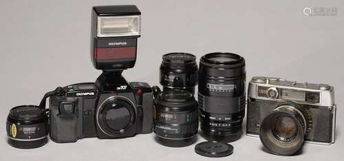 AN OLYMPUS OM 707 5MM SLR CAMERA OUTFIT, COMPRISING CAMERA BODY, THREE LENSES AND ELECTRONIC FLASH