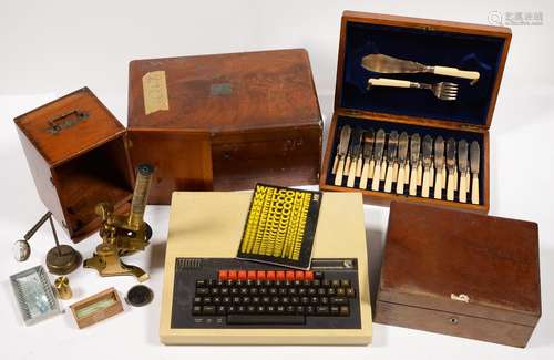 A VICTORIAN BRASS STUDENT'S MICROSCOPE, UNSIGNED, LATE 19TH C, WITH ACCESSORIES IN MAHOGANY CASE,