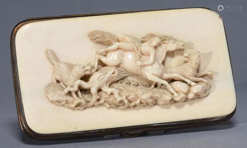 A GERMAN IVORY MOUNTED GILT BRASS AND LEATHER AIDE MEMOIRE, THE FRONT APPLIED WITH A CARVED IVORY